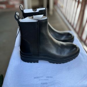 Steve Madden, Women boots with elegant look. Handout, black leather gore boootie